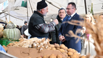 BAŞKAN BAHÇETEPE, PAZAR ZİYARETLERİNE DEVAM EDİYOR Gaziosmanpaşa Belediye Başkanı Hakan Bahçetepe, pazar ziyaretleriyle sokağın nabzını tutarak,