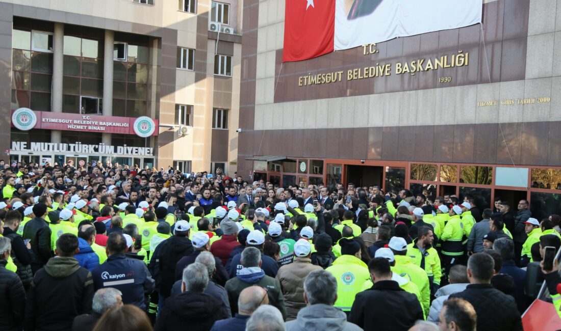 Etimesgut Belediye Başkanı Erdal Beşikcioğlu, belediye çalışanlarının mevcut maaşlarına %60’ın