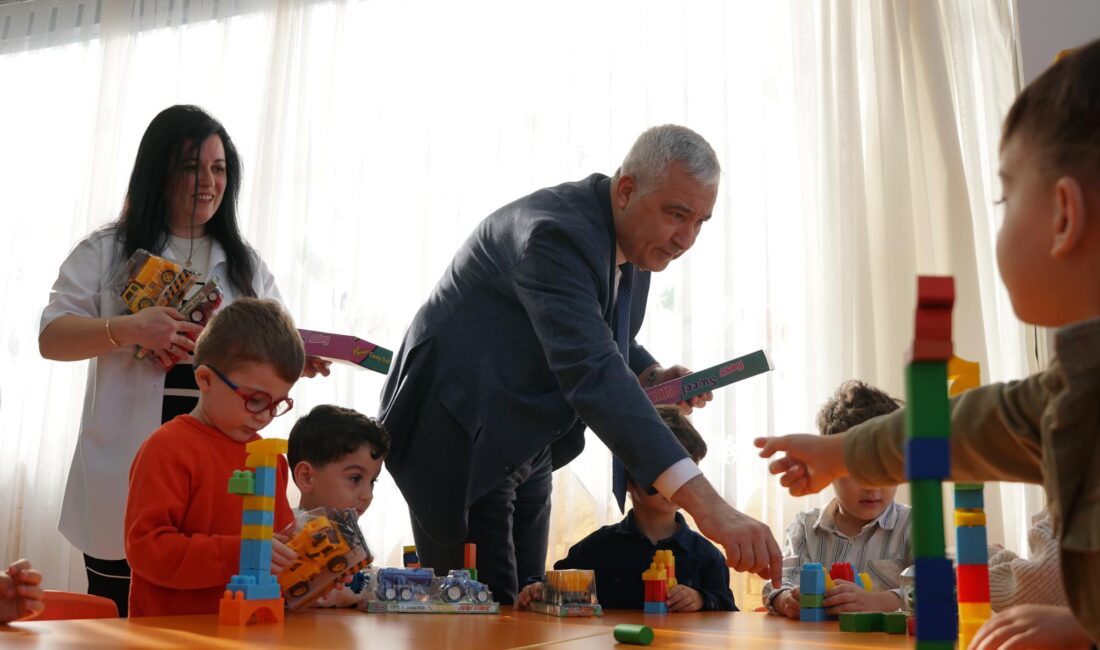 Kemalpaşa Belediye Başkanı Mehmet Türkmen, karne heyecanı yaşayan minik öğrenciler