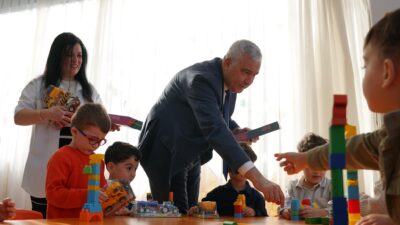 İLK KARNE BAŞKAN TÜRKMEN’DEN Kemalpaşa Belediye Başkanı Mehmet Türkmen, karne heyecanı yaşayan minik öğrenciler