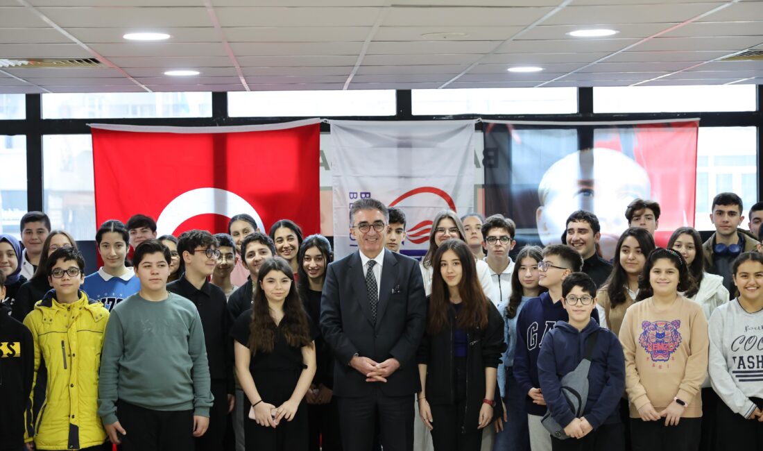 Bayrampaşa Belediye Başkanı Hasan Mutlu, yarıyıl tatilindeki öğrencilerle kahvaltıda bir