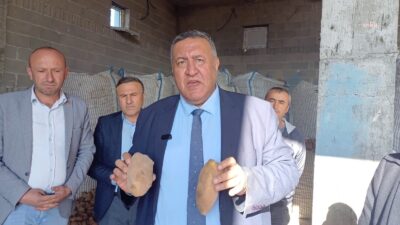 CHP Niğde Milletvekili Ömer Fethi Gürer, Niğde’nin Çiftlik ilçesinde patates