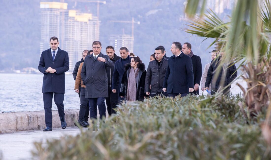 İzmir Büyükşehir Belediye Başkanı Dr. Cemil Tugay, Kordon’da yaşanan su