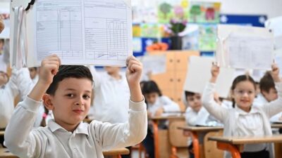 Yarıyıl tatili öncesi son gün: ‘Karne zili’ yarın çalacak Okul öncesi, ilkokul, ortaokul ve lisede okuyan yaklaşık 20 milyon