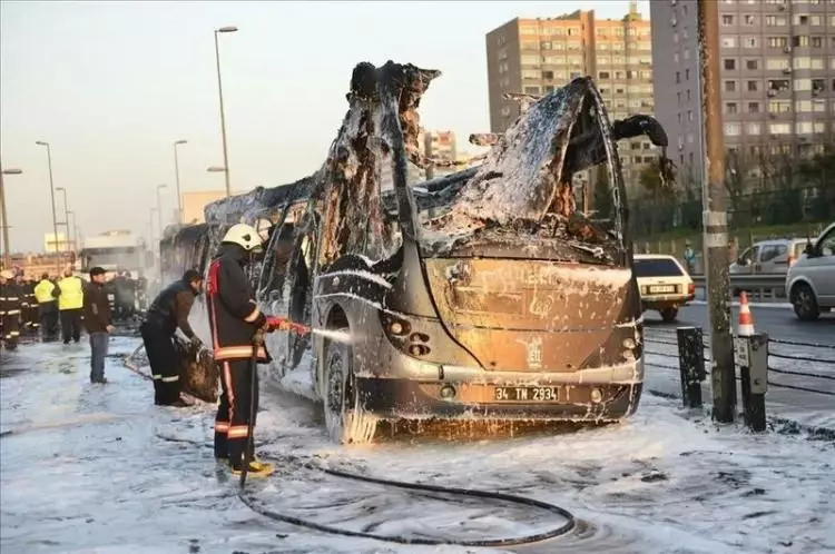 Megakent İstanbul’da vatandaşın tahammül sınırlarını aşan garip otobüs arızaları, seyir