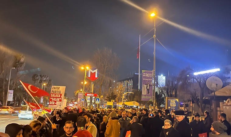 Zafer Partililer, gözaltına alınan Zafer Partisi Genel Başkanı Ümit Özdağ’a