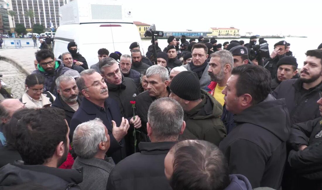“Toplumsal barış ve özgürlük zinciri kuruyoruz” çağrısıyla Cumhuriyet Meydanı’nda toplanan