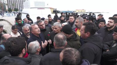 “Toplumsal barış ve özgürlük zinciri kuruyoruz” çağrısıyla Cumhuriyet Meydanı’nda toplanan