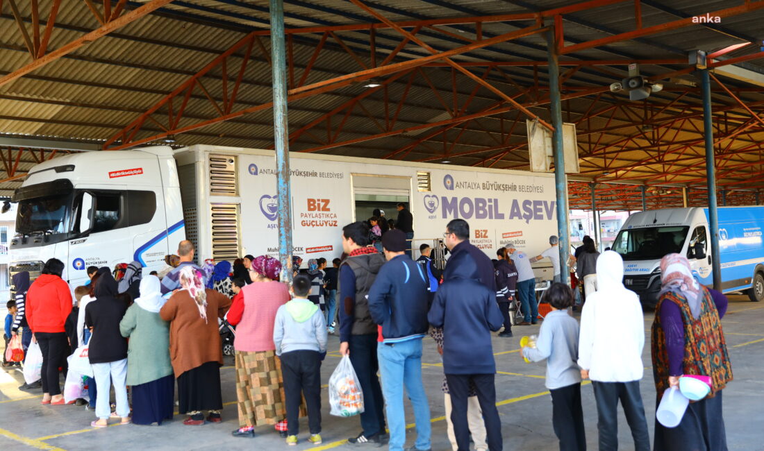 Antalya Büyükşehir Belediyesi, bu yıl da mahallelerde iftar öncesi vatandaşlara