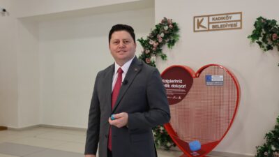 KADIKÖY BELEDİYESİ’NDEN “KALPLERİMİZ İYİLİK DOLUYOR” KAMPANYASI Kadıköy Belediyesi, ihtiyaç sahiplerine akülü tekerlekli sandalye desteği için “Kalplerimiz