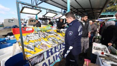 ŞEHZADELER BELEDİYESİ ZABITA EKİPLERİ PERŞEMBE PAZARINDA DENETİM YAPTI Şehzadeler Belediyesi Zabıta ekipleri, Perşembe Pazarı’nda denetim yaptı. Şehzadeler Belediye