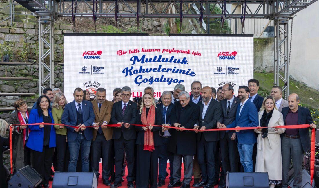Konak Belediye Başkanı Nilüfer Çınarlı Mutlu’nun seçim vaatlerinden biri olan Mutluluk Kahveleri