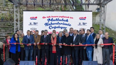 Konak’ta Mutluluk Kahveleri’ne üç yeni şube daha Konak Belediye Başkanı Nilüfer Çınarlı Mutlu’nun seçim vaatlerinden biri olan Mutluluk Kahveleri