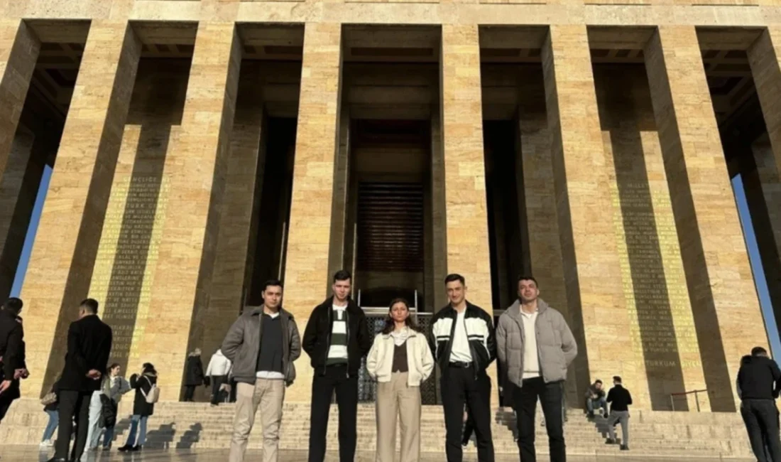 Kara Harp Okulu mezuniyet töreninin ardından kılıçlı yemin ettikleri için