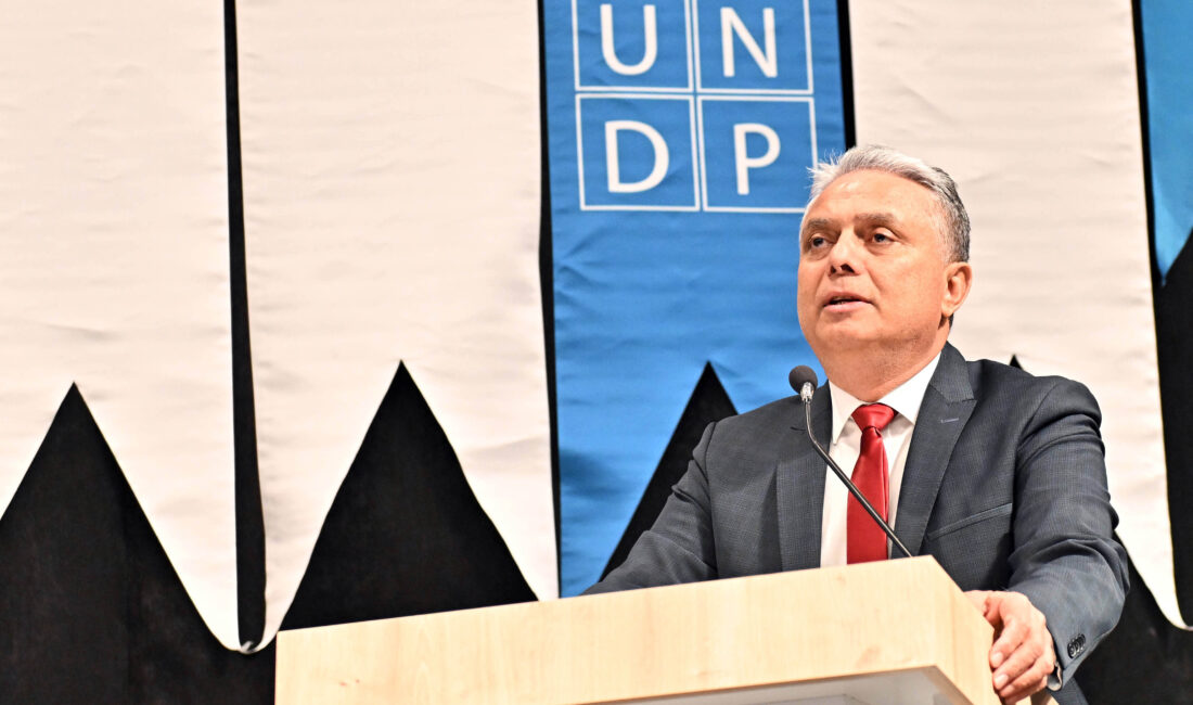 Dünya devleri sorumluluktan kaçıyor Antalya Muratpaşa Belediye Başkan Ümit Uysal, Antalya Genç İklim Liderleri