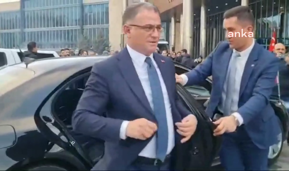  İçişleri Bakanlığı tarafından görevden uzaklaştırılan Van Büyükşehir Belediye Başkanı Abdullah Zeydan’ın