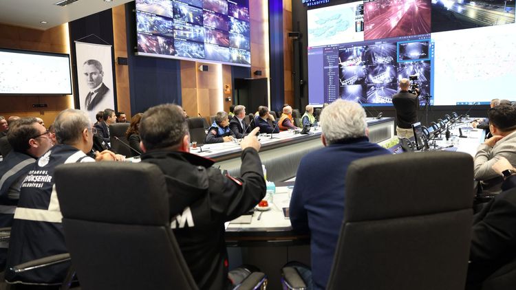 İstanbul Büyükşehir Belediyesi (İBB) ekipleri kış şartlarıyla mücadele çalışmaları kapsamında