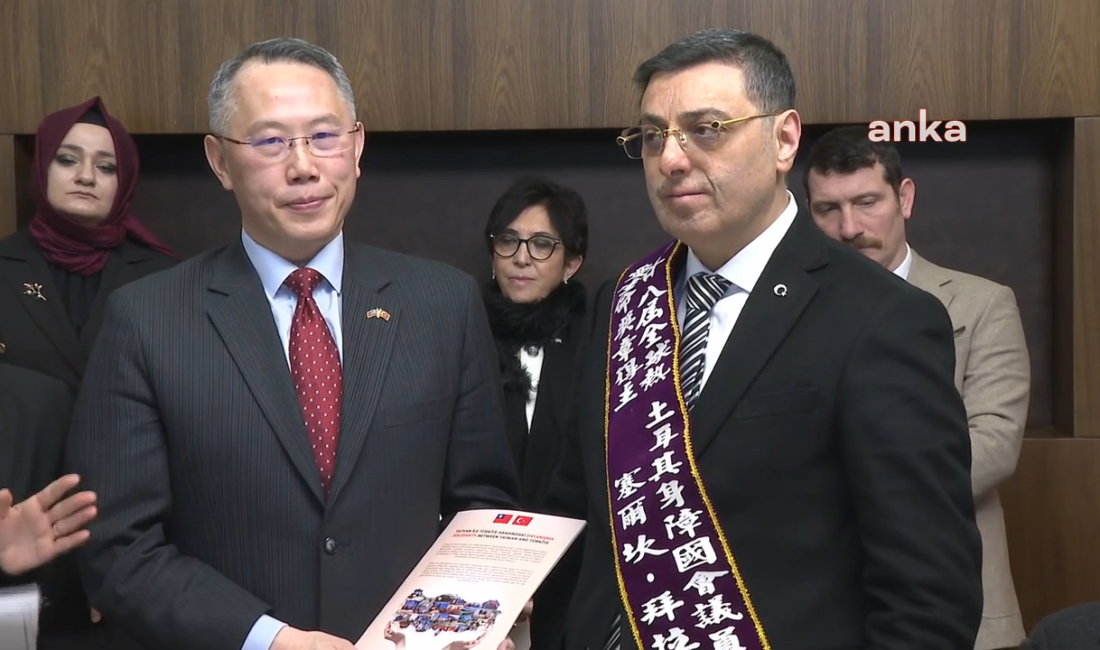 Tayvan’ın Ankara Büyükelçisi Volkan Huang ve Chou, Ta-Kuan Vakfı üyeleri,