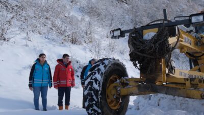 Ortahisar Belediyesi ekipleri, kar yağışının etkisini artırdığı kırsal mahallelerde vatandaşların