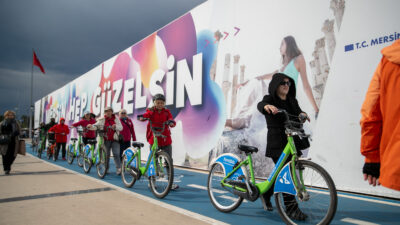 MERSİNLİ KADINLAR BÜYÜKŞEHİR’LE HAYATI PEDALLIYOR Mersin Büyükşehir Belediyesi Kadın ve Aile Hizmetleri Dairesi Başkanlığı ile