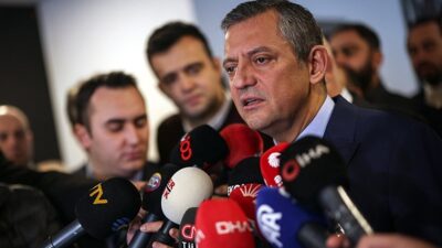 Ankara’da gazetecilerin sorularını yanıtlayan CHP lideri Özgür Özel, partisinin önceki