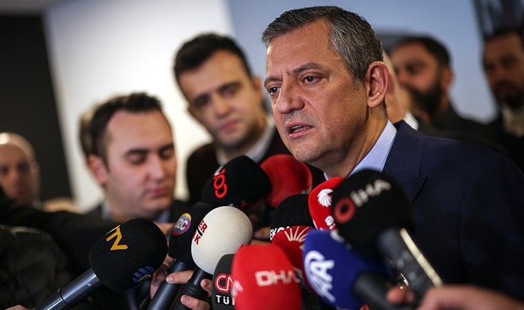 Ankara’da gazetecilerin sorularını yanıtlayan CHP lideri Özgür Özel, partisinin önceki