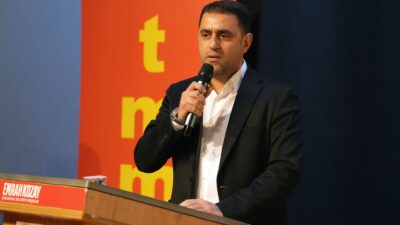 DEPREM GERÇEĞİ ÇUKUROVA’DA MASAYA YATIRILDI 6 Şubat depremlerinin ikinci yılında yitirilen canlar Çukurova’da anıldı, deprem