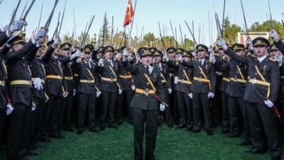  30 Ağustos’taki Kara Harp Okulu mezuniyet töreninde kılıç çatarak “Mustafa