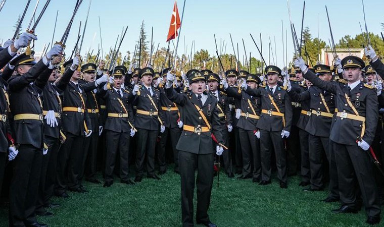  30 Ağustos’taki Kara Harp Okulu mezuniyet töreninde kılıç çatarak “Mustafa