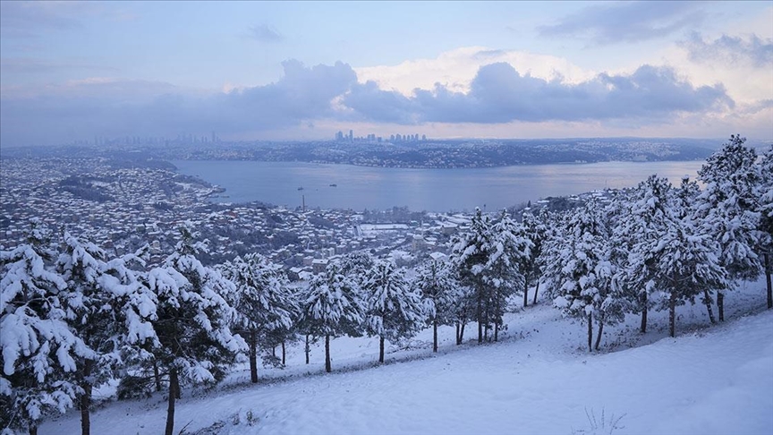 İstanbul’da dünden beri aralıklarla devam eden kar yağışı, kenti beyaza