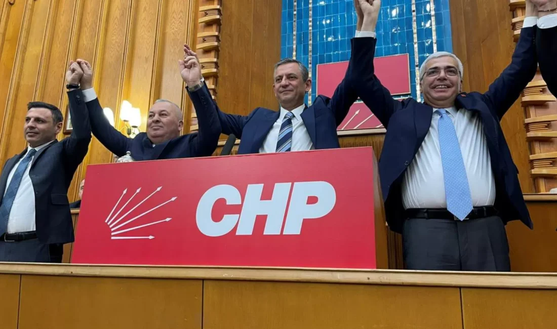 İki isme parti rozetlerini Meclis’teki grup toplantısında CHP Genel Başkanı