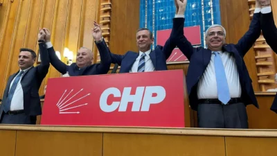 İki isme parti rozetlerini Meclis’teki grup toplantısında CHP Genel Başkanı