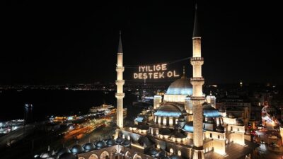 İstanbul’daki camiler mahyalarla süsleniyor “Onbir ayın sultanı” ramazanda camileri süsleyen Osmanlı geleneği mahyalar, İstanbul’daki