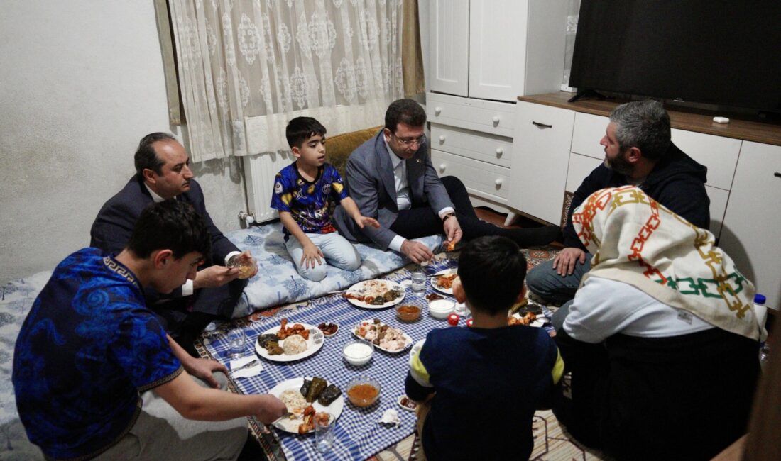 İstanbul Büyükşehir Belediye Başkanı Ekrem İmamoğlu, iftarda Örs ailesinin sofrasına