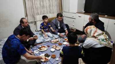 Ekrem İmamoğlu, İstanbul’da iftarını Örs ailesi ile açtı İstanbul Büyükşehir Belediye Başkanı Ekrem İmamoğlu, iftarda Örs ailesinin sofrasına
