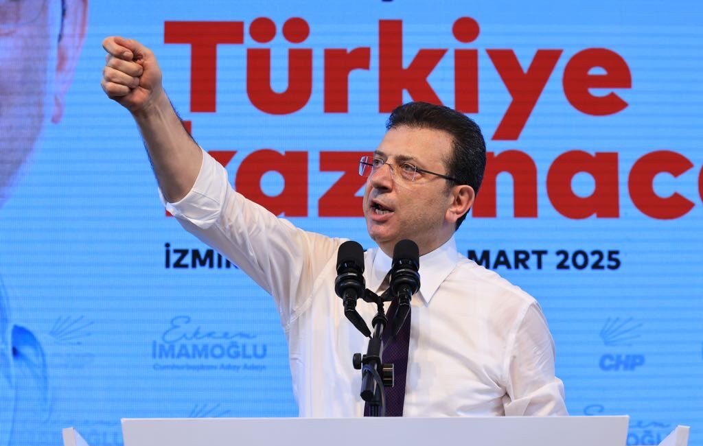  İstanbul Büyükşehir Belediye Başkanı Ekrem İmamoğlu, konutuna yüzlerce polisin geldiğini