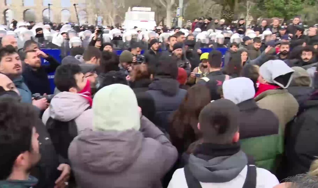 Gün boyunca İstanbul’daki çok sayıda üniversitede İmamoğlu’nun gözaltına alınmasını protesto
