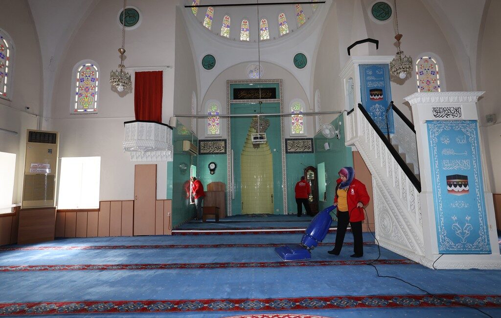 Şehzadeler Belediyesi, Ramazan Bayramı öncesinde ilçedeki 105 camiyi temizleyerek bakım