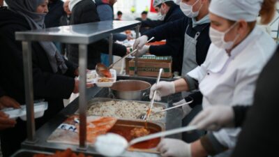 ETİMESGUT BELEDİYESİ TARAFINDAN KURULAN İFTAR ÇADIRLARI İLK GÜNDEN DOLDU Etimesgut Belediye Başkan Yardımcısı Taylan Özgüven, Ramazan ayının ilk gününde