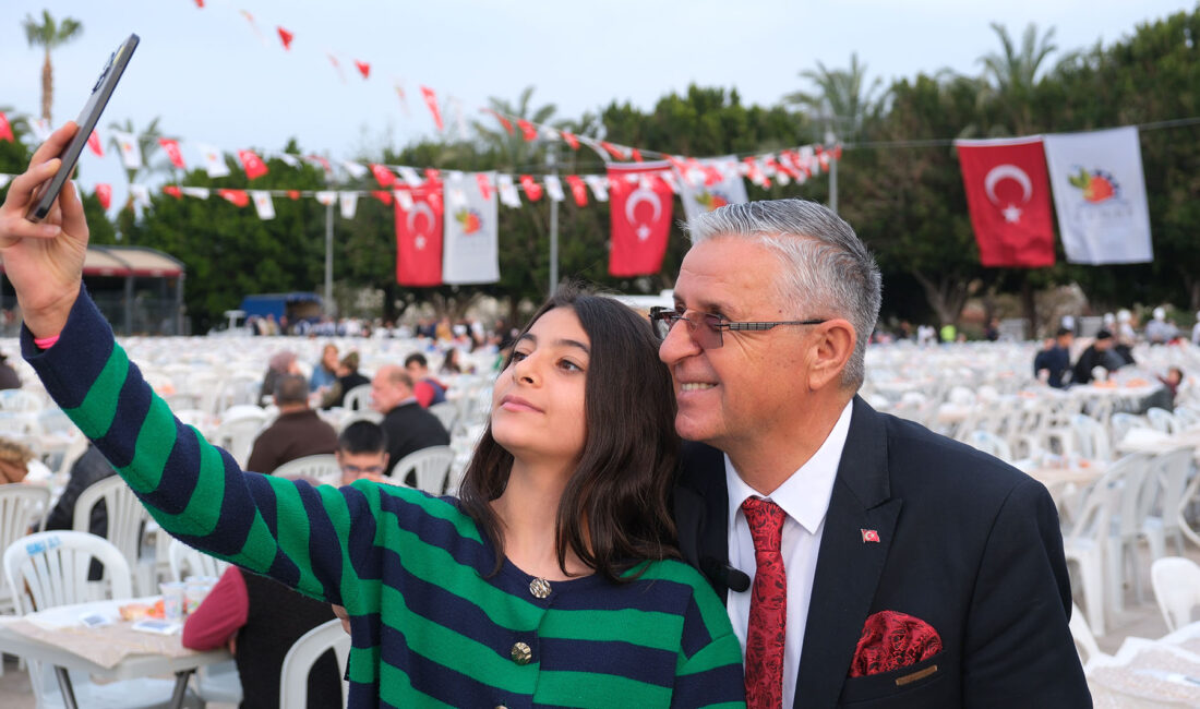 Kemer Belediye Başkanı Necati Topaloğlu ev sahipliğinde Kemer Cumhuriyet Meydanı’nda