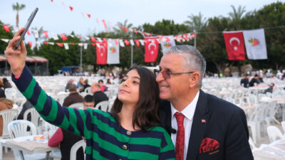 Kemer Belediye Başkanı Necati Topaloğlu ev sahipliğinde Kemer Cumhuriyet Meydanı’nda