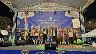 Bursa’da bir başkadır Ramazan Bursa Büyükşehir Belediyesi, kentin üç ayrı noktasında kurduğu iftar sofralarında