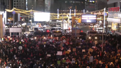 Binlerce yurttaş İmamoğlu’nun tutuklanmasını protesto etmek için Ankara Kızılay’da bir