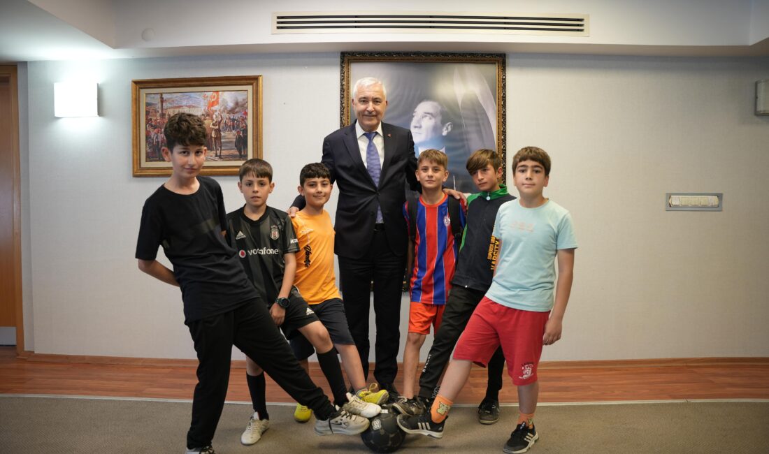 Kemalpaşa’da bulunan parklarda kapsamlı dönüşüm ve yenilemeler çalışmaları yapılıyor. İlçede