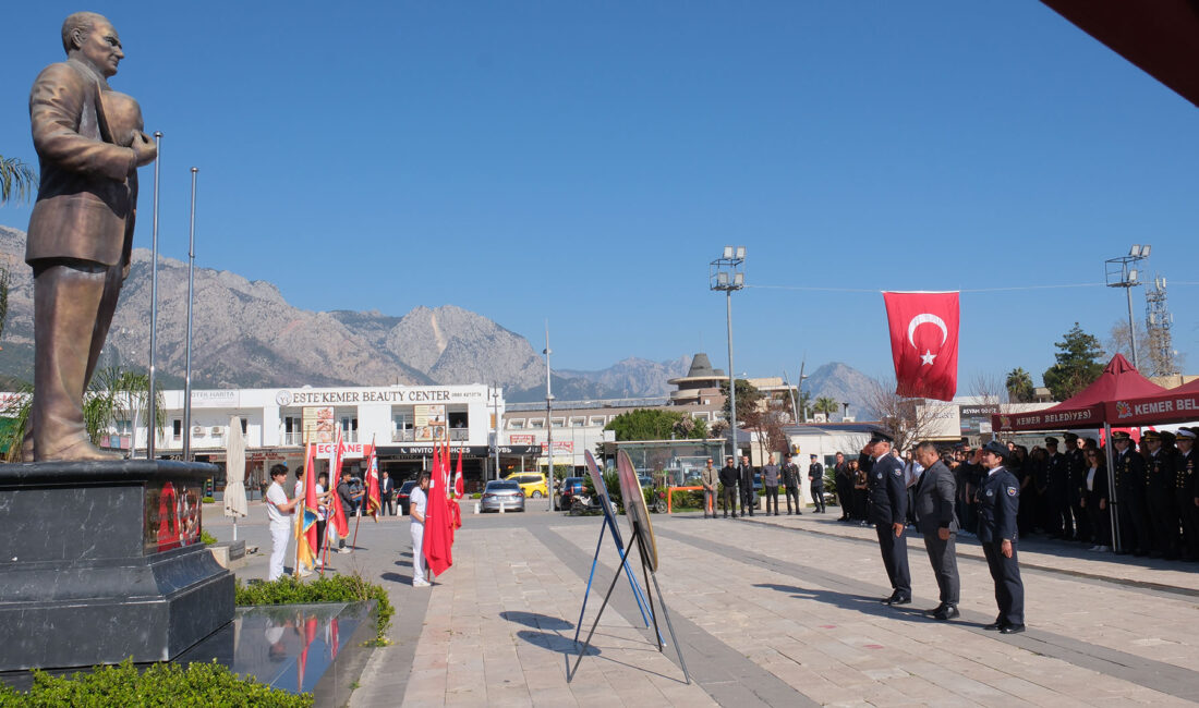 Kemer Cumhuriyet Meydanı’nda düzenlenen törene, Kemer Kaymakamı Ahmet Solmaz, Kemer