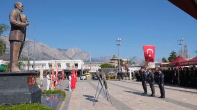 Kemer Cumhuriyet Meydanı’nda düzenlenen törene, Kemer Kaymakamı Ahmet Solmaz, Kemer