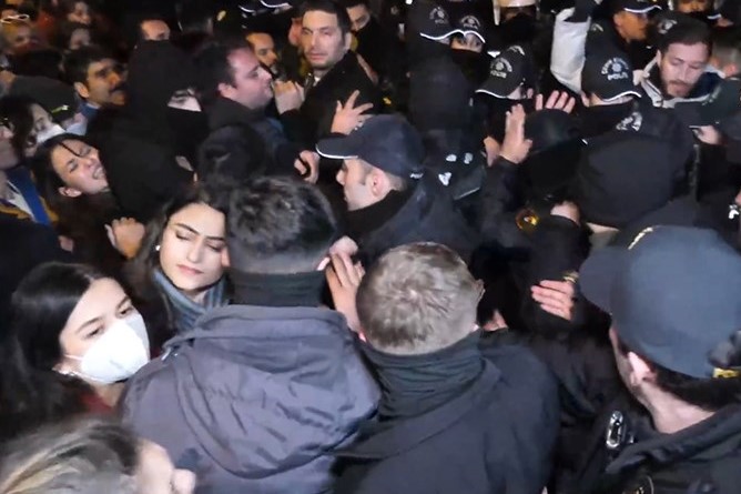 İBB Başkanı Ekrem İmamoğlu, Çağlayan’da bulunan İstanbul Adalet Sarayı’na sevk