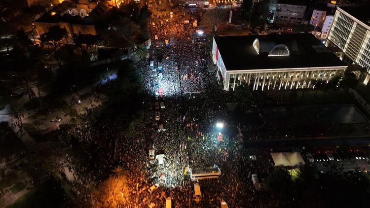 İstanbullular, kapısına yüzlerce polis dayanarak, şafak operasyonuyla hukuksuz bir biçimde