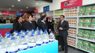 BEYOĞLU’NUN SOSYAL MARKETİ MİNİ MARKETLERLE MAHALLELERE YAYILIYOR Beyoğlu Belediyesi, Sosyal Market’in ihtiyaç sahiplerine daha ulaşılabilir bir şekilde