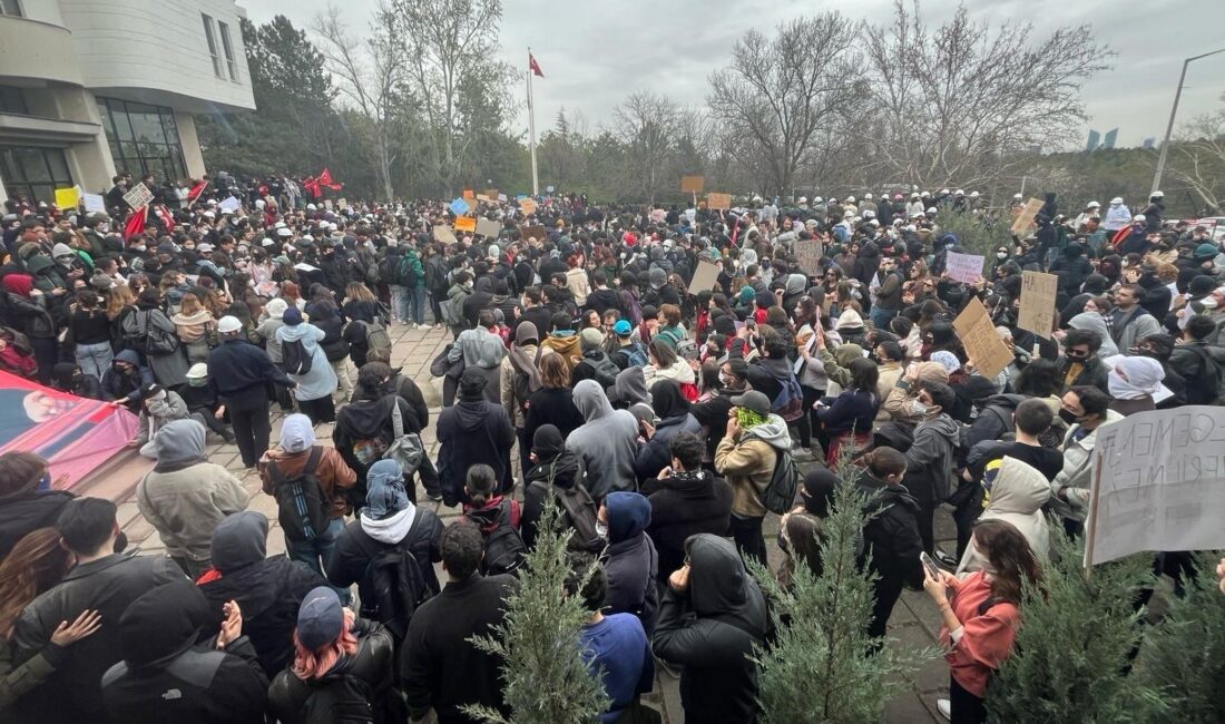 Gençler geri adım atmıyor. Yargı darbesine karşı halk hareketinin en
